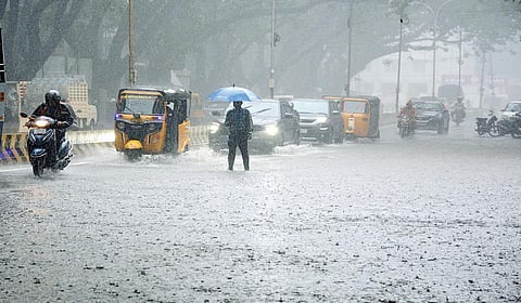 சென்னையில் நேற்று பெய்த கன மழையால் கொரட்டூர், கிழக்கு அவென்யு சாலையில் தேங்கிய மழை நீரில் செல்லும் வாகனங்கள். | படம்: எஸ்.சத்தியசீலன் |