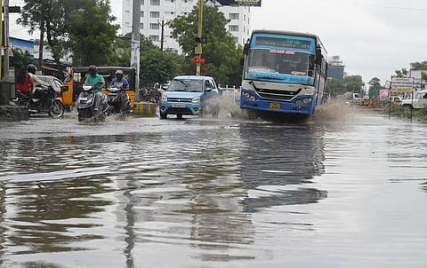 தென் மாவட்டங்களில் கனமழை: தென்காசி அருகே தமிழக - கேரள எல்லையில் போக்குவரத்து துண்டிப்பு