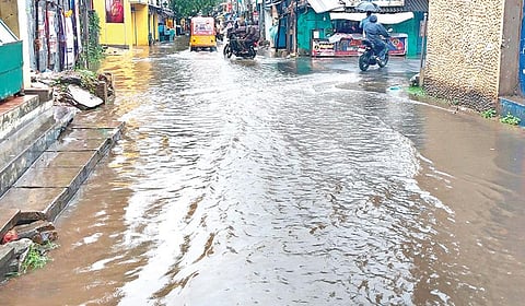தரங்கம்பாடி அருகே உள்ள பொறையாறு கடைவீதியில் நேற்று தேங்கியிருந்த மழை நீர். | படம்: வீ.தமிழன்பன் |