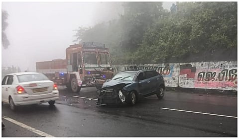 குன்னூர் மலைப் பாதையில் கடும் மேக மூட்டம்: 3 வாகனங்கள் விபத்தில் சிக்கின