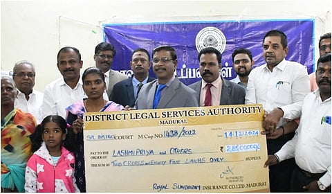 வாகன விபத்து வழக்கில் பாதிக்கப்பட்டோருக்கு ரூ. 2 கோடியே 85 லட்சத்துக்கான  காசோலையை   மாவட்ட முதன்மை நீதிபதி சிவகடாட்சம் வாங்கினார் | படம்: எஸ்.கிருஷ்ணமூர்த்தி 