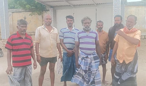 ராமேசுவரத்தில் நடுக்கடலில் மூழ்கிய விசைப்படகில் இருந்து மீட்கப்பட்ட 7 மீனவர்கள்.