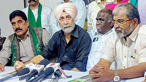 தமிழகத்தில் 39 ஆயிரம் ஏரிகளை மீட்டு 200 டிஎம்சி தண்ணீரை தேக்கும் திட்டம் தேவை: தேசிய அளவிலான விவசாயிகள் கூட்டத்தில் தீர்மானம்