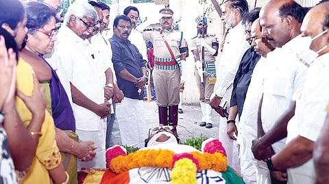 முகலிவாக்கம் மின் மயானத்தில் ஈவிகேஎஸ். இளங்கோவன் உடலுக்கு அரசு மரியாதை செலுத்தப்பட்டது.