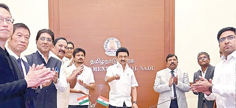 ராணிப்பேட்டை மாவட்டம் பனப்பாக்கத்தில் ரூ.1,500 கோடியில் அமையும் காலணி தொழிற்சாலைக்கு முதல்வர் ஸ்டாலின் நேற்று அடிக்கல் நாட்டினார். உடன், துணை முதல்வர் உதயநிதி ஸ்டாலின், அமைச்சர்கள் டிஆர்பி ராஜா, காந்தி, தலைமைச் செயலர் முருகானந்தம், தொழில் துறை செயலர் அருண்ராய், தொழில் வழிகாட்டி நிறுவன மேலாண்மை இயக்குநர் விஷ்ணு, தைவானின் ஹாங் ஃபு நிறுவன தலைவர் டி.ஒய்.சாங் உள்ளிட்ட நிர்வாகிகள்.