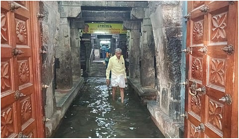 ஶ்ரீவில்லிபுத்தூர் ஆண்டாள் கோயிலில் குளம் போல் தேங்கிய மழைநீர் - நகராட்சி நிர்வாகத்தின் மீது குற்றச்சாட்டு