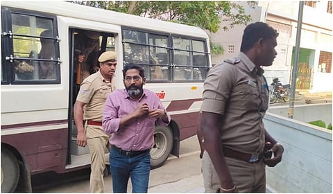 மதுரை மாவட்ட போதைப்பொருள் தடுப்பு சிறப்பு நீதிமன்றத்தில் ஆஜர்படுத்துவதற்காக சவுக்கு சங்கரை தேனி பழனி செட்டி பட்டி போலீஸார் அழைத்துச் சென்றனர்.