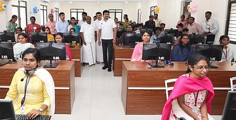 நான் முதல்வன் திட்டத்தின்கீழ் ரூ 31 கோடி மதிப்பீட்டில் 29 அரசு பொறியியல் கல்லூரிகளில் அமைக்கப்பட்டுள்ள திறன் மற்றும் வேலைவாய்ப்பு மையங்களை காணொலி காட்சி மூலம் துணை முதல்வர் உதயநிதி ஸ்டாலின் புதன்கிழமை திறந்து வைத்து கோவை தாடாகம் சாலையில் உள்ள ஜிசிடி வளாகத்தில் அமைக்கப்பட்டுள்ள மையத்தை நேரில் பார்வையிட்டார். அருகில் தமிழக மின்சாரத்துறை அமைச்சர் செந்தில் பாலாஜி, உயர்கல்வித்துறை அமைச்சர் கோவி.செழியன், மாவட்ட ஆட்சியர் கிராந்திகுமார் பாடி, மாநகராட்சி ஆணையர் சிவகுரு பிரபாகரன் உள்ளிட்டோர். 