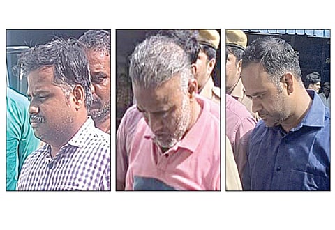 மருத்துவப் பரிசோதனைக்காக மதுரை அரசு மருத்துவமனைக்கு அழைத்துச் செல்லப்பட்ட ஜிஎஸ்டி அதிகாரிகள் சரவணகுமார், அசோக்குமார், ராஜ்பீர் சிங் ராணா. படங்கள்: எஸ்​.கிருஷ்ணமூர்​த்​தி