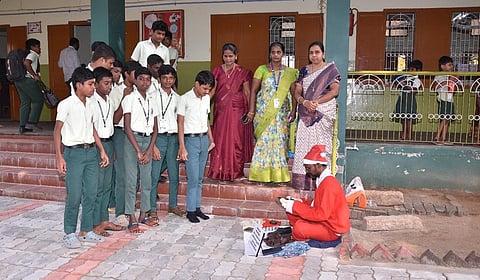 பாளையங்கோட்டையில் மாணவர்களின் காலணிகளை சுத்தம் செய்து வெள்ள நிவாரண நிதி திரட்டும் புகைப்பட கலைஞர்