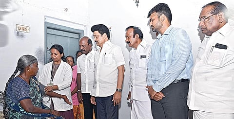 தமிழக அரசின் ‘மக்களைத் தேடி மருத்துவம்’ திட்டத்தின் இரண்டு கோடியாவது பயனாளியான ஈரோடு சுந்தராம்பாளுக்கு நேற்று மருந்துப் பெட்டகம் வழங்கி நலம் விசாரித்தார் முதல்வர் மு.க.ஸ்டாலின். உடன், அமைச்சர்கள் மா.சுப்பிரமணியன், சு.முத்துசாமி, ஈரோடு ஆட்சியர் ராஜகோபால் சுன்கரா உள்ளிட்டோர்.