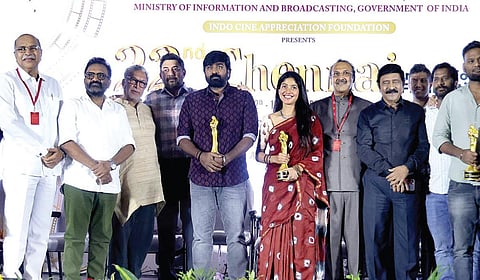 இந்திய திரைப்பட திறனாய்வுக் கழகம் சார்பில் சென்னையில் நடைபெற்ற 22-வது சர்வதேச திரைப்பட விழா நேற்று நிறைவடைந்தது. இதில், சிறந்த நடிகருக்கான விருது விஜய்சேதுபதிக்கும், சிறந்த நடிகைக்கான விருது சாய்பல்லவிக்கும் வழங்கப்பட்டது. விழாவில், இந்திய திரைப்பட திறனாய்வு கழகத் தலைவர் சிவன் கண்ணன், துணைத் தலைவர் ஆனந்த் ரங்க ஸ்வாமி, பொதுச் செயலாளர் ஏவிஎம்.கே.சண்முகம், நடிகர் நாசர், இயக்குநர் ஆர்.வி.உதயகுமார், தயாரிப்பாளர் டி.சிவா உள்ளிட்டோர் பங்கேற்றனர்.