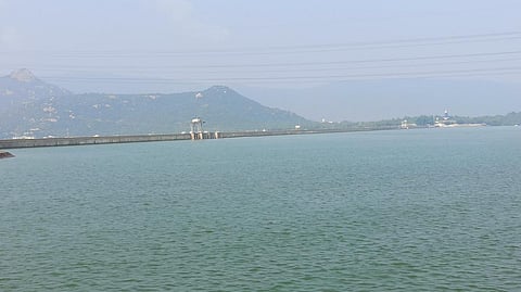 மேட்டூர் அணை நீர்மட்டம் 119.02 அடி எட்டிய நிலையில் நீர் தேங்கி கடல்போல் காட்சியளிக்கிறது.