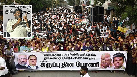 கோவை சித்தாபுதூர் வி.கே.கே.மேனன் சாலையில் தடையை மீறி ஊர்வலமாக செல்ல முயன்ற பாஜகவினர். உள்படம்: அண்ணாமலை | படங்கள்:ஜெ.மனோகரன்