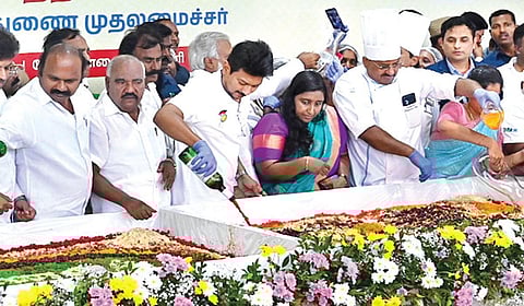 மகளிர் சுய உதவிக் குழுக்களின் உணவு திருவிழாவை மெரினா கடற்கரையில் துணை முதல்வர் உதயநிதி ஸ்டாலின் நேற்று தொடங்கி வைத்து பார்வையிட்டார். அமைச்சர் பி.கே.சேகர்பாபு, முன்னாள் அமைச்சர் செஞ்சி மஸ்தான், மேயர் ஆர்.பிரியா, ஊரக வளர்ச்சித் துறை செயலர் ககன்தீப் சிங் பேடி, தமிழ்நாடு மகளிர் மேம்பாட்டு நிறுவனத்தின் செயல் இயக்குநர் ஸ்ரேயா பி.சிங் உள்ளிட்டோர் உடனிருந்தனர்.
| படம்: எஸ்.சத்தியசீலன் |