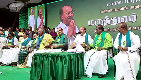 திருவண்ணாமலையில் நடைபெற்ற தமிழ்நாடு உழவர் பேரியக்கத்தின் மாநில மாநாட்டில் பேசும் பாமக நிறுவனர் ராமதாஸ். அருகில் பாமக தலைவர் அன்புமணி ராமதாஸ் உள்ளிட்டோர்.