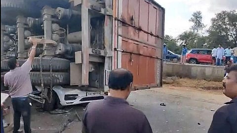 கார் மீது லாரி கவிழ்ந்து பெங்களுருவில் 6 பேர் உயிரிழப்பு