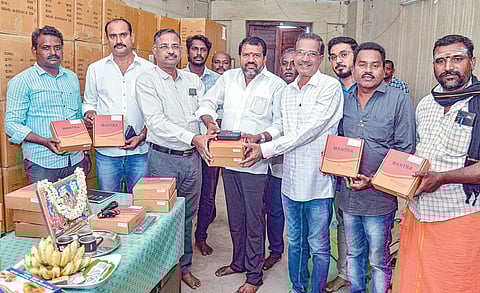 தஞ்சாவூரில் நேற்று நடைபெற்ற நிகழ்ச்சியில் கேபிள் ஆபரேட்டர்களுக்கு ஹெச்டி செட்டாப் பாக்ஸ் வழங்கிய அரசு கேபிள் டிவி ஆபரேட்டர் மற்றும் தொழிலாளர் நல வாரியத் தலைவர் ஜீவா. படம்: ஆர்.வெங்கடேஷ்