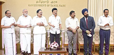 தமிழகத்தின் பல்வேறு பகுதிகளிலும் ஊரக வளர்ச்சி துறை சார்பில் கட்டப்பட்ட 400 வகுப்பறை கட்டிடங்கள், 9 ஊராட்சி ஒன்றிய அலுவலகங்களை தலைமைச் செயலகத்தில் முதல்வர் ஸ்டாலின் நேற்று காணொலி மூலம்  திறந்து வைத்தார். உடன் அமைச்சர்கள் துரைமுருகன், இ.பெரியசாமி, ரகுபதி, தலைமைச் செயலர் முருகானந்தம், துறை செயலர் ககன்தீப் சிங் பேடி, இயக்குநர் பொன்னையா.