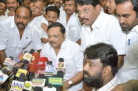 அழகிரியுடன் மன்னன் உள்ளிட்ட அவரது ஆதரவாளர்கள்.  (கோப்பு படம்)