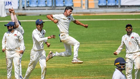 உள்ளூர் கிரிக்கெட் போட்டியில் விக்கெட் வீழ்த்தியதை கொண்டாடும் தனுஷ் கோட்டியன்