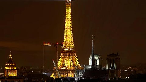 ஈபிள் கோபுரத்தில் தீ விபத்து: சுற்றுலா பயணிகள் வெளியேற்றம்