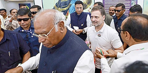 கர்நாடக மாநிலம் பெலகாவியில் நேற்று தொடங்கிய காங்கிரஸ் செயற்​குழு கூட்டத்தில் பங்கேற்பதற்காக பெலகாவி விமான நிலையம் வந்திறங்கிய காங்கிரஸ் தலைவர்கள் மல்லிகார்ஜுன கார்கே, ராகுல் காந்தி. படம்: பிடிஐ