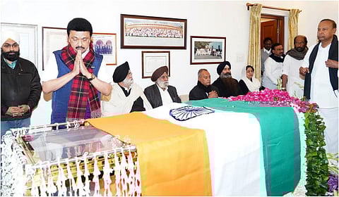மறைந்த முன்னாள் பிரதமர் மன்மோகன் சிங் உடலுக்கு தமிழக முதல்வர் மு.க.ஸ்டாலின் அஞ்சலி செலுத்தினார்.