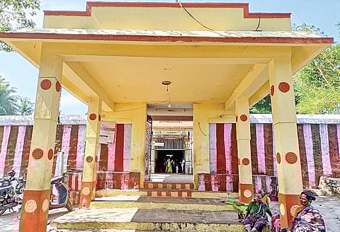 மூங்கிலணை காமாட்சி அம்மன் கோயிலின் நுழைவுப்பகுதி.