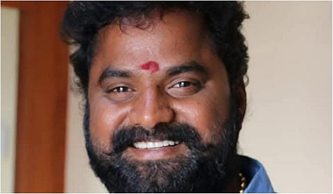 விருதுநகரில் கட்சியினரிடையே ஏற்பட்ட தகராறு காரணமாக அதிமுக நிர்வாகி பிரபாத் தனது துப்பாக்கியால் மேல்நோக்கி சுட்டதால் பரபரப்பு ஏற்பட்டது.