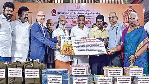5 கோயில்களின் 542 கிலோ காணிக்கை தங்க நகைகளை உருக்கி கட்டிகளாக மாற்ற மும்பைக்கு அனுப்பிவைப்பு