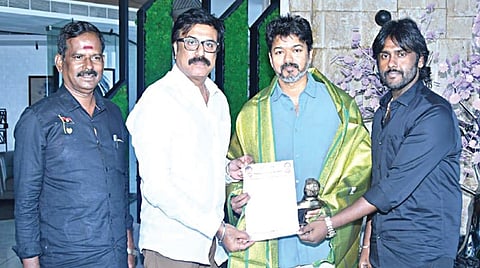 சென்னை, பனையூரில் உள்ள தவெக தலைமையகத்தில் கட்சித் தலைவர் விஜய்யை, தேமுதிக துணைச் செயலாளர்கள் சுதீஷ், பார்த்தசாரதி, விஜயகாந்தின் மகன் விஜயபிரபாகரன் ஆகியோர் நேற்று
சந்தித்தனர். மறைந்த விஜயகாந்தின் குருபூஜையில் பங்கேற்குமாறு விஜய்க்கு அழைப்பு விடுத்தனர்.