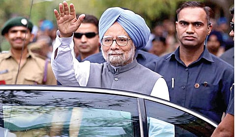2004 தேர்தலில் எதிர்பாராமல் கிடைத்த வெற்றிக்குப் பிறகு மன்மோகன் சிங் பிரதமரானது எப்படி?