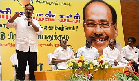 விழுப்புரம்  அருகே பட்டானூரில் நடந்த  பாமகவின்  புத்தாண்டு சிறப்புப் பொதுக் குழு கூட்டத்தில் அக்கட்சியின் தலைவர் அன்புமணி ராமதாஸ் உரையாற்றினார் | படம்: சாம்ராஜ்