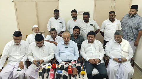 ராமநாதபுரத்தில் நடைபெற்ற செய்தியாளர் சந்திப்பில் இலங்கையின் முன்னாள் அமைச்சர் ரவூப் ஹக்கீம் உடன் காதர் மொய்தீன், நவாஸ்கனி எம்.பி.