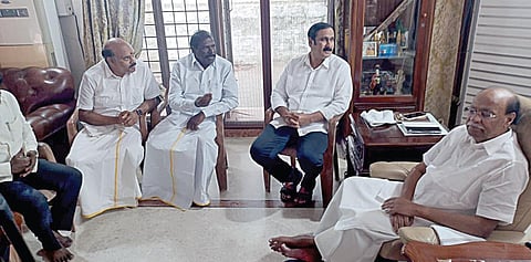 திண்டிவனம் அடுத்த தைலாபுரம் வீட்டில் பாமக நிறுவனர் ராமதாஸை நேற்று சந்தித்த கட்சித் தலைவர் அன்புமணி உள்ளிட்டோர்.