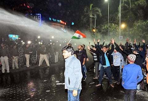 பாட்னா | போராட்டத்தில் ஈடுபட்ட மாணவர்கள் மீது தடியடி - கார்கே, பிரியங்கா கண்டனம்