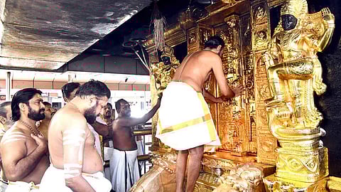 சபரிமலை ஐயப்பன் கோயிலில் மகர பூஜை வழிபாட்டுக்காக நடையை திறந்து வைத்த மேல்சாந்தி அருண்குமார் நம்பூதிரி.