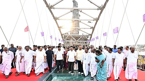 திருவள்ளுவர் சிலையை விவேகானந்தர் பாறையுடன் இணைக்கும் கண்ணாடி இழைப் பாலத்தை முதல்வர் ஸ்டாலின் திறந்து வைத்து, திருவள்ளுவர் சிலையிலிருந்து விவேகானந்தர் பாறைக்கு இப்பாலத்தின் வழியாக நடந்து சென்று பார்வையிட்டார். உடன் துணை முதல்வர் உதயநிதி ஸ்டாலின், அமைச்சர்கள், நாடாளுமன்ற உறுப்பினர்கள் மற்றும் சட்டமன்ற உறுப்பினர்கள்.