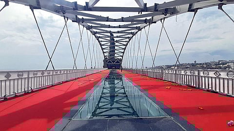 குமரியில் விவேகானந்தர் மண்டபம் மற்றும் திருவள்ளுவர் சிலை இடையே அமைக்கப்பட்டுள்ள கண்ணாடி இழைப் பாலம்.படம்: மு.லெட்சுமி அருண்.