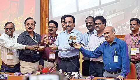 ஸ்பேடெக்ஸ் இரட்டை விண்கலன்களுடன் பிஎஸ்எல்வி-சி60 ராக்கெட் வெற்றிகரமாக விண்ணில் செலுத்தப்பட்ட பின் செய்தியாளர்களை சந்தித்த இஸ்ரோ தலைவர் சோம்நாத். படம்: எஸ்.சத்தியசீலன்