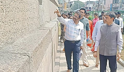 உத்திரமேரூர் வைகுண்ட பெருமாள் கோயிலில் உள்ள குடவோலை முறை கல்வெட்டுகள் தொடர்பாக ஆய்வு செய்கிறார் ஆளுநர் ஆர்.என்.ரவி.