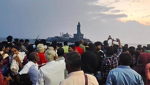 கன்னியாகுமரி முக்கடல் சங்கமத்தில் புத்தாண்டின் முதல் சூரிய உதயத்தை பார்ப்பதற்காக ஆர்வத்துடன் காத்து நின்ற சுற்றுலாப் பயணிகள்.