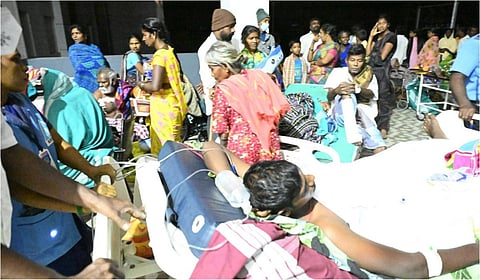 ராமநாதபுரம் அரசு மருத்துவக் கல்லூரி மருத்துவமனையில் ஏற்பட்ட தீ விபத்தால் இரண்டாம் தளத்தில் இருந்த நோயாளிகள் வேறு தளத்துக்கு மாற்றப்பட்டனர்  | படங்கள்: எல்.பாலச்சந்தர்