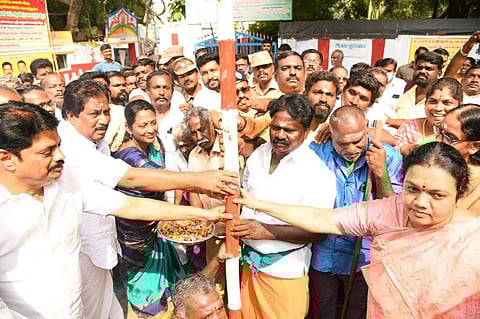 அவனியாபுரம் ஜல்லிக்கட்டு போட்டி ஏற்பாடுகள்: முகூர்த்த கால் ஊன்றி தொடக்கம்