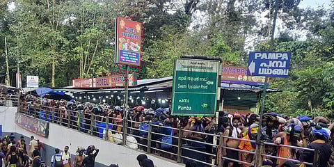 பம்பையில் இருந்து சபரிமலை சந்நிதானம் செல்ல, மரக்கூட்டம் வழியாக அனுமதிக்கப்பட்ட பாரம்பரிய வனப்பாதையில் வந்த பக்தர்கள்.