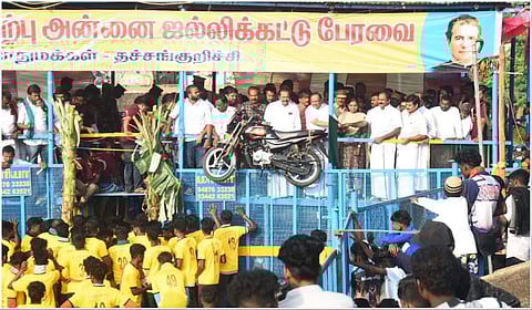 தச்சங்குறிச்சி  ஜல்லிக்கட்டுப் போட்டியை அமைச்சர்கள் எஸ்.ரகுபதி மற்றும் சிவ.வீ.மெய்யநாதன் ஆகியோர் கொடியசைத்து தொடங்கி வைத்தனர்