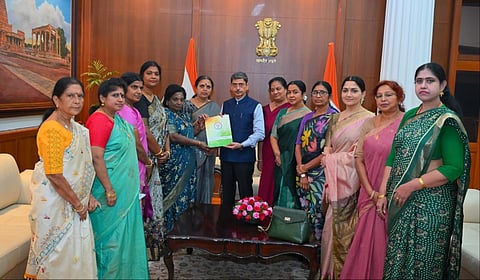 பாஜக முன்னாள் மாநிலத் தலைவர் தமிழிசை சவுந்தரராஜன் உள்ளிட்ட கட்சியின் மகளிர் அணி நிர்வாகிகள், ஆளுநர் ஆர்.என்.ரவியை சந்தித்து மனு அளித்தனர்.