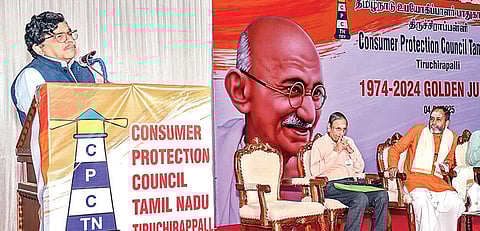 திருச்சியில் நேற்று நடைபெற்ற தமிழ்நாடு உபயோகிப்பாளர் பாதுகாப்பு குழுவின் பொன்விழா நிகழ்ச்சியில் பேசிய ஒடிசா மாநில உயர் நீதிமன்ற தலைமை நீதிபதி (ஓய்வு) எஸ்.முரளிதர். உடன், உயர் நீதிமன்ற நீதிபதி ஜி.ஆர்.சுவாமிநாதன், ஓய்வுபெற்ற ஐஏஎஸ் அதிகாரி ஸ்வரண் சிங் உள்ளிட்டோர். படம்: ர.செல்வமுத்துகுமார்