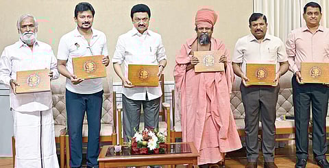 பழநியில் கடந்த ஆண்டு நடைபெற்ற அனைத்துலக முத்தமிழ் முருகன் மாநாட்டுக்கான  சிறப்பு மலரை சென்னையில் முதல்வர் மு.க.ஸ்டாலின் நேற்று வெளியிட்டார். உடன், துணை முதல்வர் உதயநிதி, அறநிலையத் துறை அமைச்சர் பி.கே.சேகர்பாபு, தவத்திரு குன்றக்குடி பொன்னம்பல அடிகளார், தலைமைச் செயலர் நா.முருகானந்தம், அறநிலையத் துறைச் செயலர் பி.சந்தரமோகன்